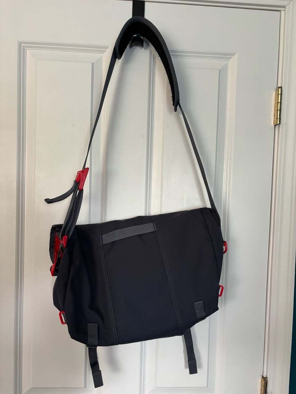 Timbuk2 Classic Messenger Bag Medium Black/Red - Picture 3 of 16